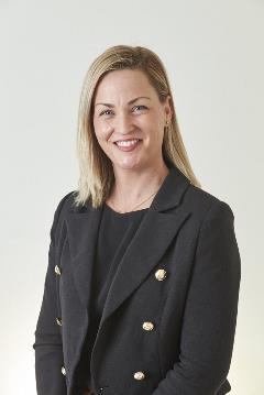 Karlie Mucjanko (300x450)