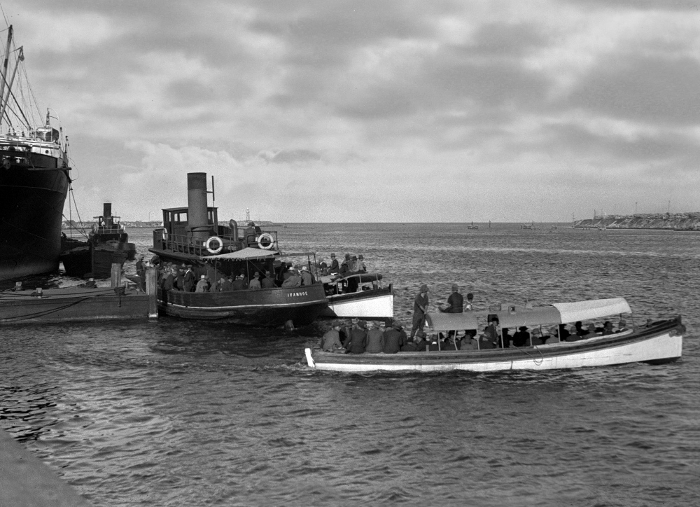 Lumpers being ferried to North Wharf 1934 Lumpers being ferried to North Wharf 1934