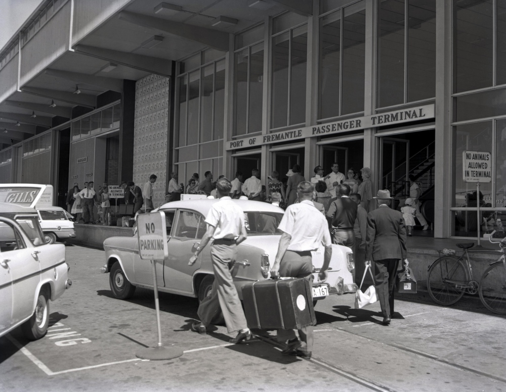 Passengers arrive at the Terminal for embarkation 1963 Passengers arrive at the Terminal for embarkation 1963