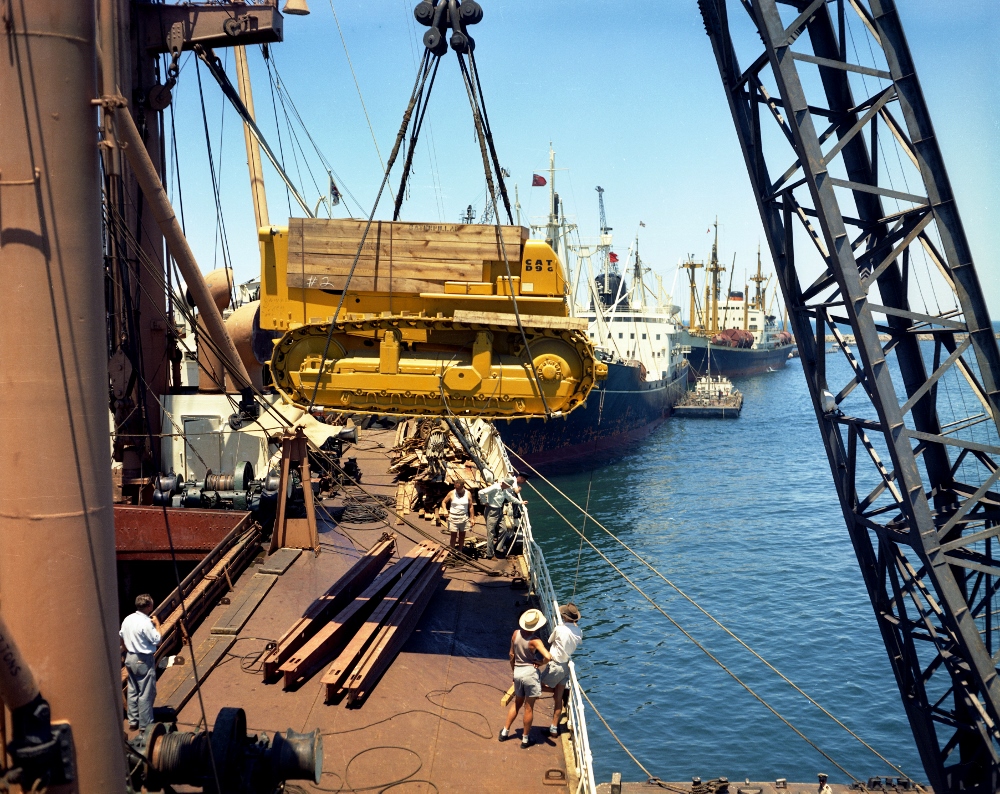 80 ton floating crane Pelican handling a heavy lift at C Shed 1962 80 ton floating crane Pelican handling a heavy lift at C Shed 1962