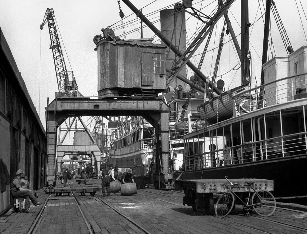 Cargo handling at Victoria Quay 1934