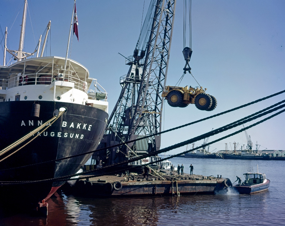 Heavy lift being discharged by 80 ton floating crane Pelican from vesssel Anna Bakke 1968 Heavy lift being discharged by 80 ton floating crane Pelican from vesssel Anna Bakke 1968