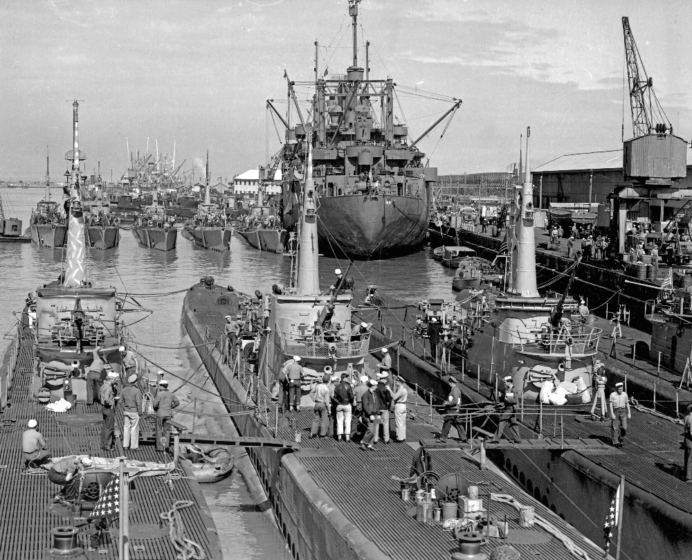 7 - American Submarines at North Wharf 1945 - Family of Saxon Fogarty (1000x809)