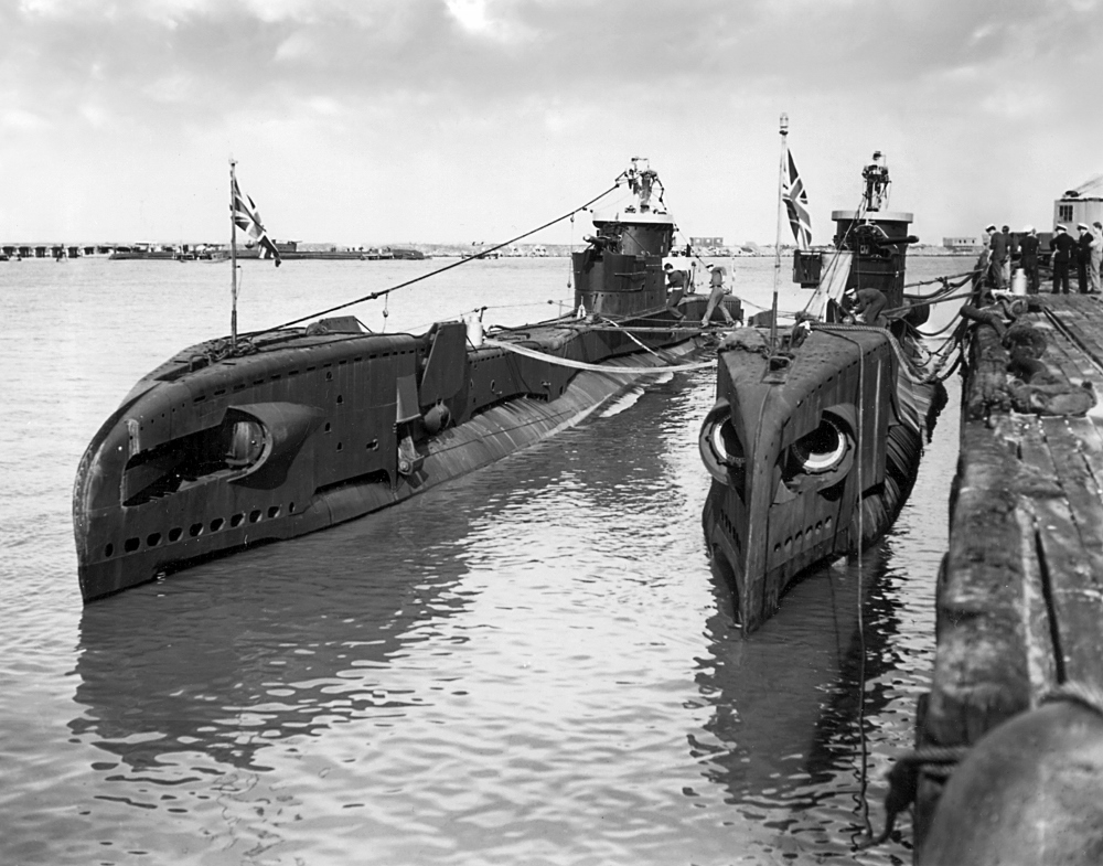 9 - British submarines at North Wharf 1945 - Family of Saxon Fogarty (1000x785)