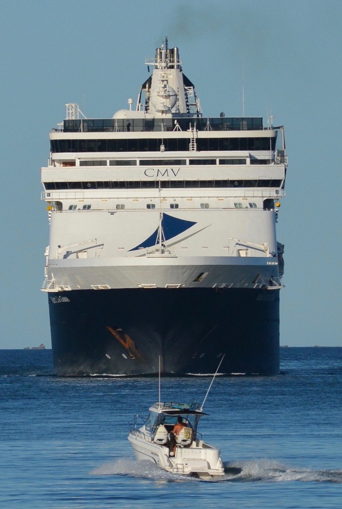Vasco da Gama and boat steer clear 1000