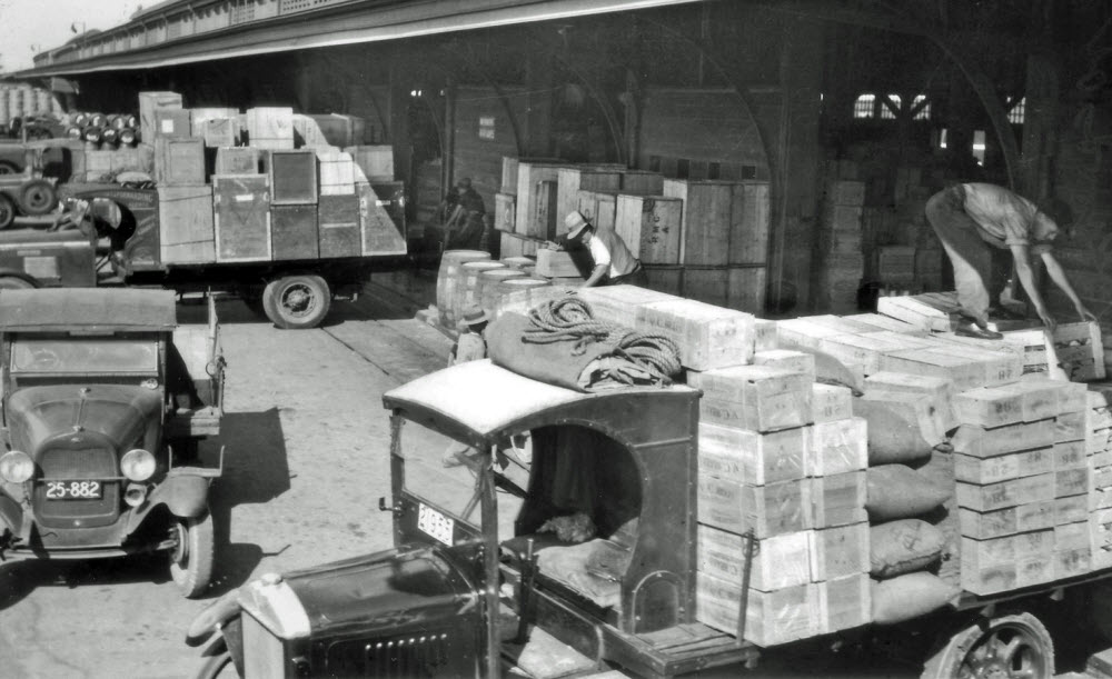 Trucks loading at transit sheds 20th century 1000